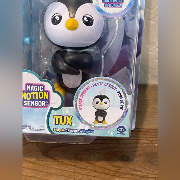 NEW WowWee Fingerlings TUX The Penguin Interactive Magic Motion Sensor Toy - Picture 2 of 7